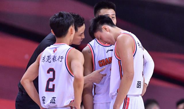 广东男篮|张庆鹏采访透露：广东后场三少早上6点加练，这是王朝崛起的基础