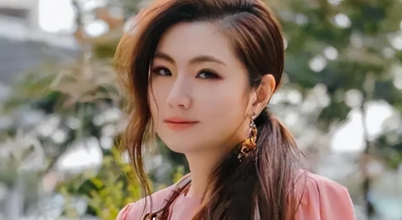 Selina|Selina小男友颜值被嘲后,身份背景遭扒,网友:等待原形毕露