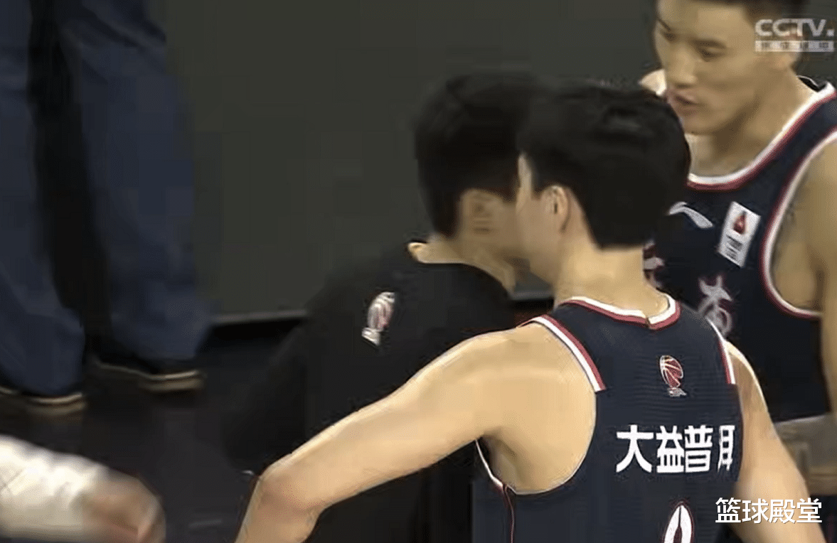 广东男篮|广厦双杀广东！两帅洽谈，阿日致歉，二飞逗乐孙铭徽，小胡握裁判