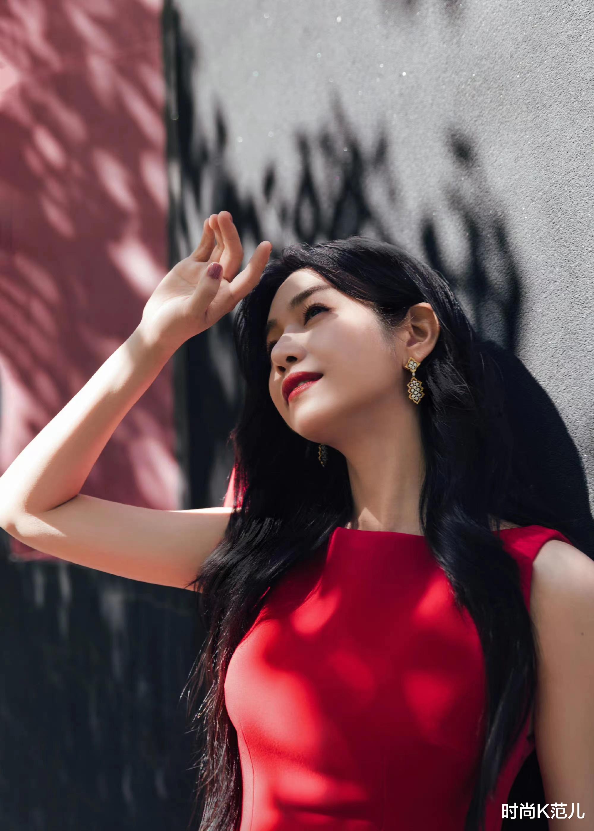 陈妍希|39岁陈妍希不低调了，一袭中国红长裙登台献唱，气质很出众！