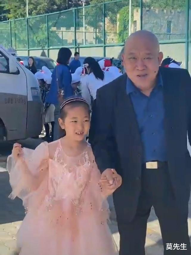 杜旭东|尴尬!66岁老戏骨街头被人架起来拍照,网友:终于抓到坏人了