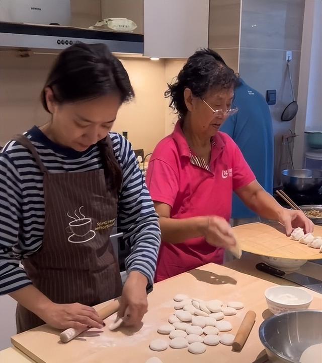 王芳|主持人王芳豪宅内包水饺,一家5口分工明确,大15岁教授丈夫缺席