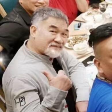 尹天照|港圈戏骨齐聚内地喝酒，梁家仁胡须全白，尹天照满头黑发显年轻