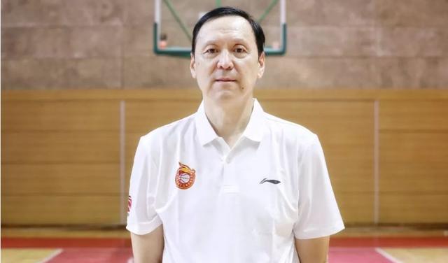 深圳男篮|广东男篮是否具备卫冕的实力？张德贵赛后道出实情，徐杰说得没错