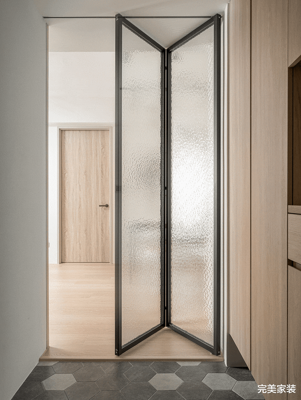 全家人都反对在玄关加一扇门，只有她坚持，最后发现这扇门真香