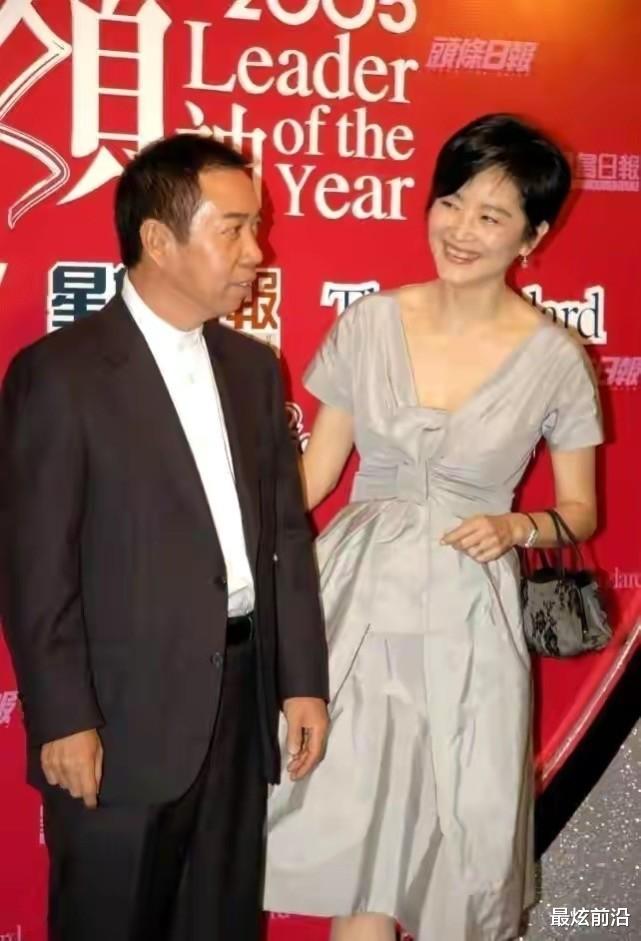 林青霞自然老去太有魅力！穿连衣裙同框老公优雅知性，美得很真实