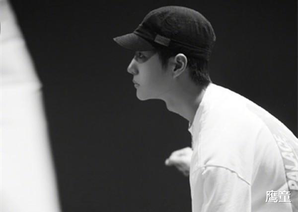 王一博|王一博侧脸照释出，下颚线条完美无瑕，背影满满安全感！