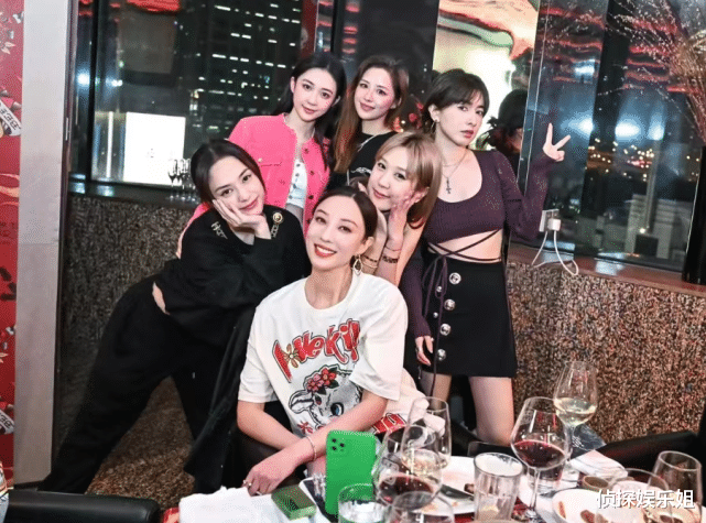 阿娇|潘玮柏老婆与明星姐妹聚会，被阿娇亲昵捧脸，两大美女颜值相当