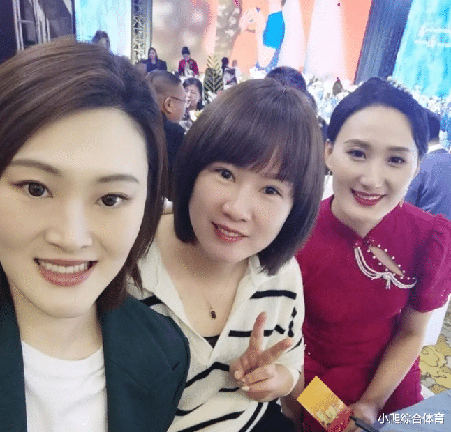 王一梅 王一梅久违露面！穿西装亮相队友婚礼，减肥成功后，34岁颜值逆生长