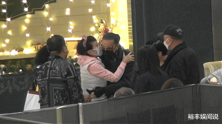 谢贤|狄波拉与两任丈夫愉快聚餐，举止甜蜜，亲自帮前夫谢贤整理口罩