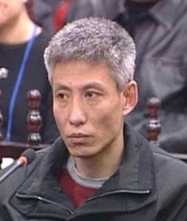 2003年,刘涌在殡仪馆受刑时面色平静,被火化后其妻抱着骨灰痛哭