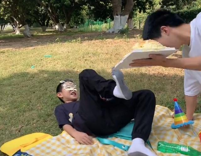 孙悦|彭四英晒4人合照被吐槽,当事人被骂到删动态,回应令人鼻头发酸