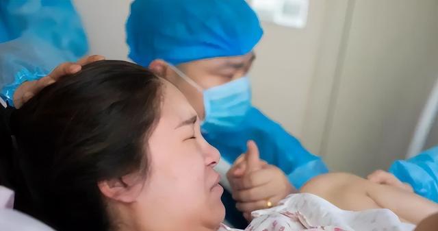 回顾:女子离婚带娃流落异乡,靠捡废品为生,网友:我愿意当后爹
