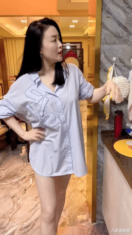 王小蒙|39岁杨晓燕穿性感衬衣，低领露腿撩头发，与王小蒙合体卖货秀长腿