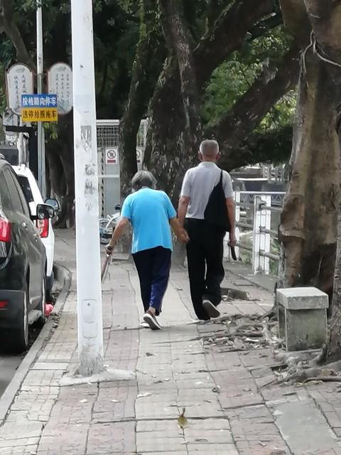 我55岁,老伴去世后,女儿介绍亲家公给我,他实在太会造了