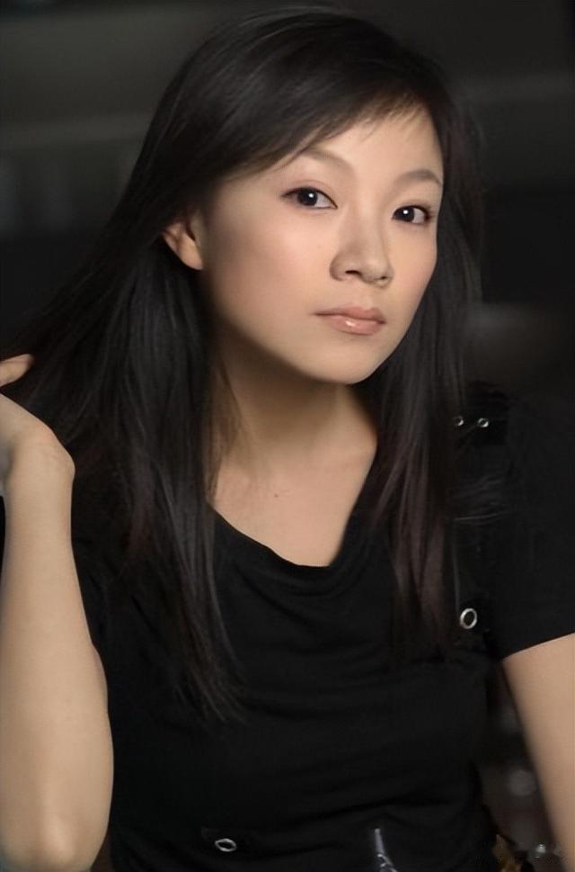 董卿|王蓝一:当过月薪500导游,撞脸董卿搭档宋英杰,婚姻低调有一女