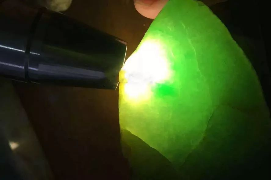 翡翠|天呐！一块价值3万的翡翠原石，半个月后竟开出罕见极品翡翠！