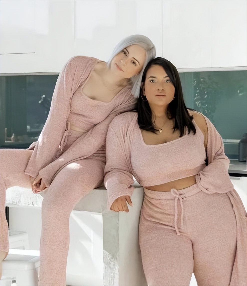 胖也可以很美！她154斤和瘦闺蜜穿同样的衣服，同样很惊艳