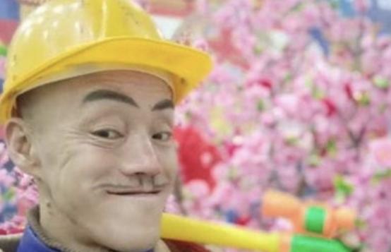 金晨|52岁“光头强”：光环褪去无人问津，卖掉豪车换摩的，娇妻也跑了