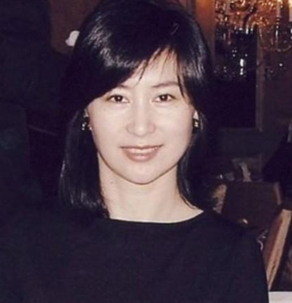 何超欣|“天选之女”何超欣：赌王最宠爱的女儿，活成了传统大家闺秀的模样