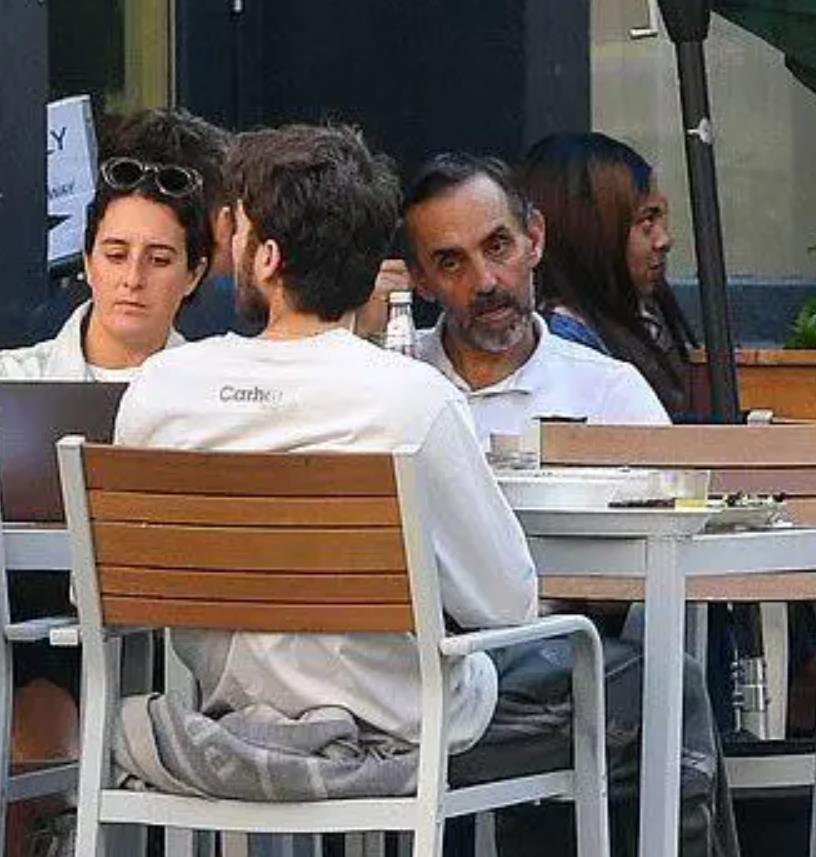 没爹的孩子真惨!保罗沃克女儿被丈夫惹哭,独自蹲坐街角痛苦泪流