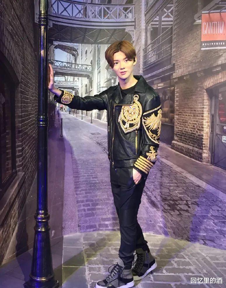 杨幂|谁敢信这是杨幂啊？神似热依扎还暴露脸僵，可以入选灾难名场面了