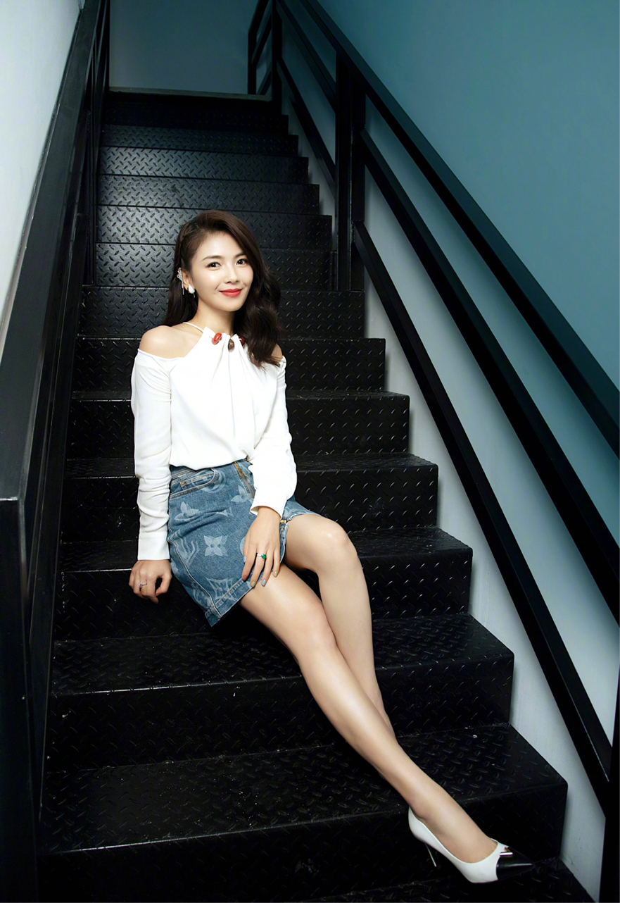 礼服|“都市型穿搭”刘涛黑白双拼礼服太经典，简约大气，满满的财阀女人气息