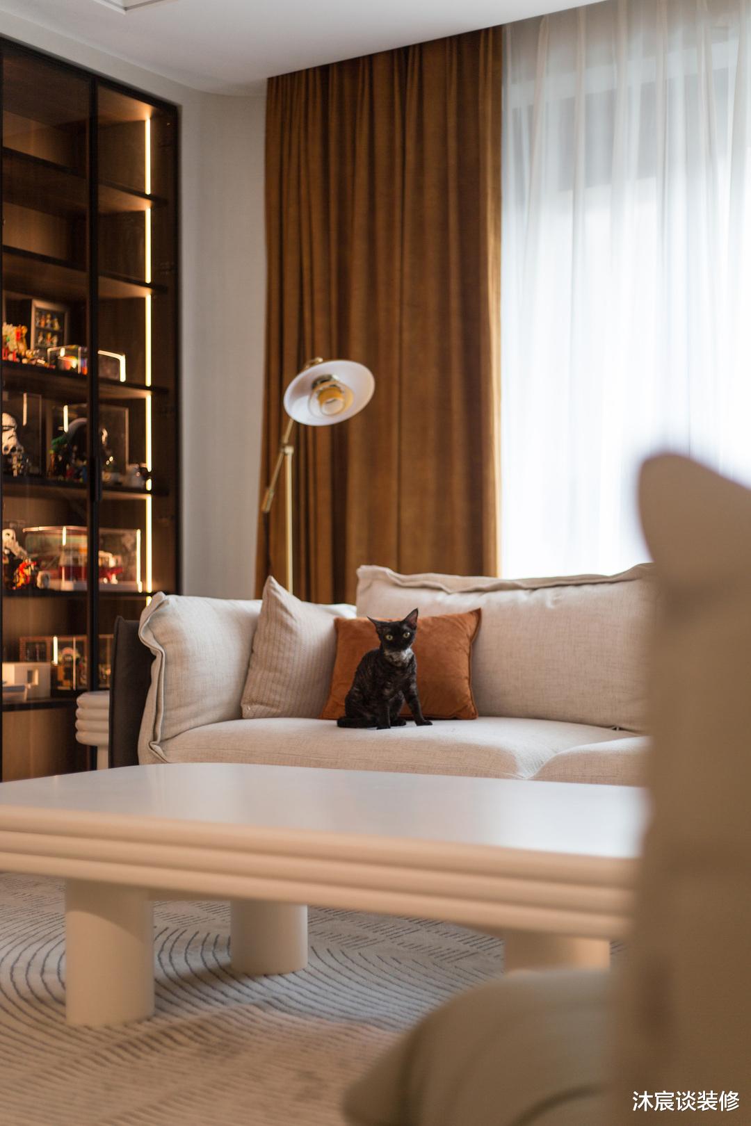 她的新家,一个玄关就能让人驻足欣赏许久,室内复古优雅,很治愈