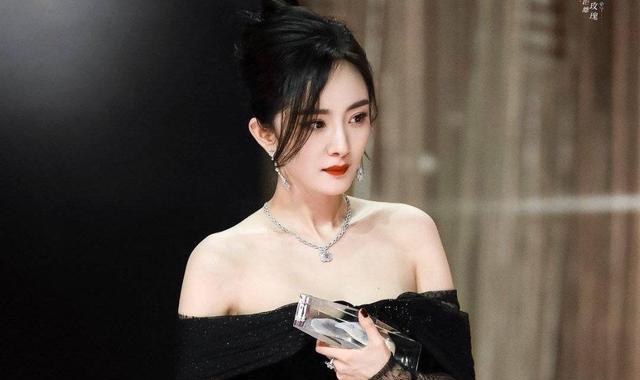 杨幂|杨幂粉丝打开格局,惊喜大放送,吃瓜群众喊话“信息量太大”