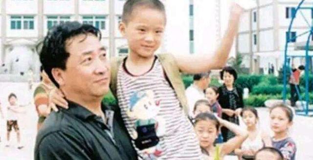 姜昆|1998年,姜昆瞒着妻子领回家的6岁孤儿,如今怎样了?
