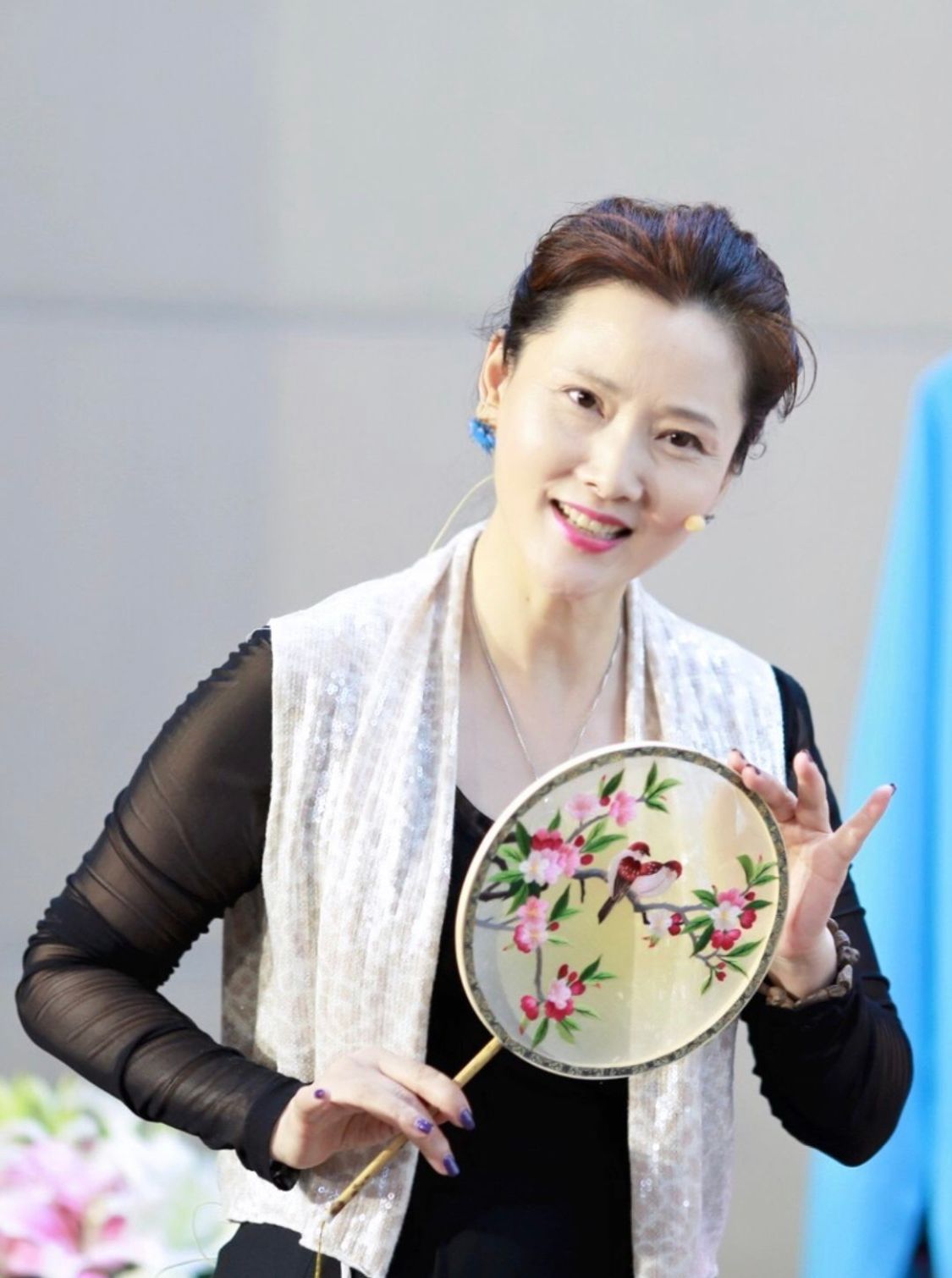 发型 中年女人放弃“黑长直”吧!选这些发型更显气质,看何赛飞就知道