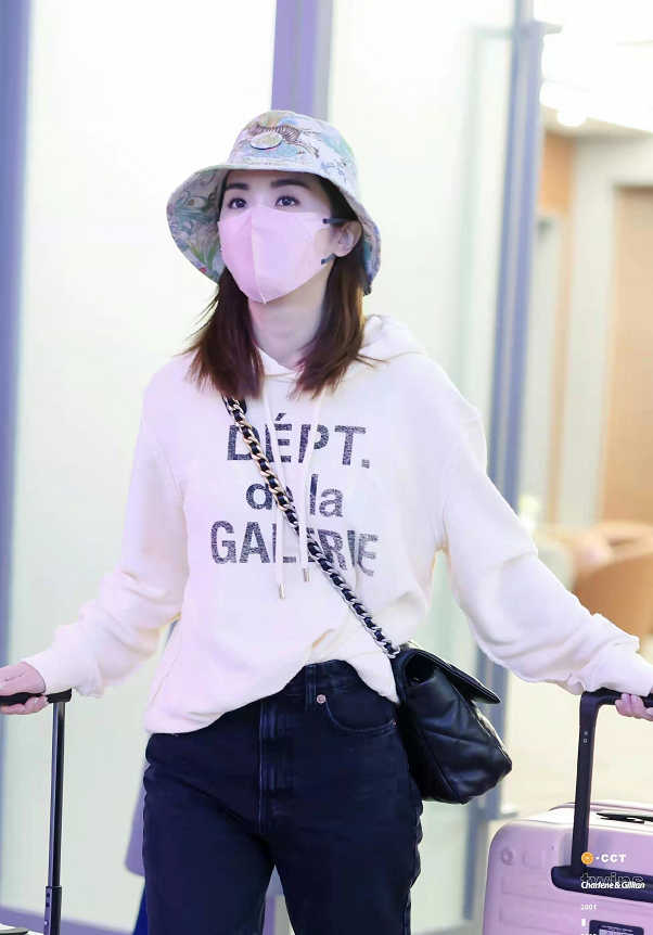 阿娇|Twins参加《浪姐3》?高调合体走机场,同穿卫衣阿娇不如阿Sa吸睛