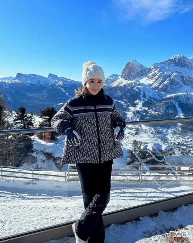 杨紫|黎姿请父母吃饭为妈妈庆生 搂着妈妈开心合影 难得分享父母同框