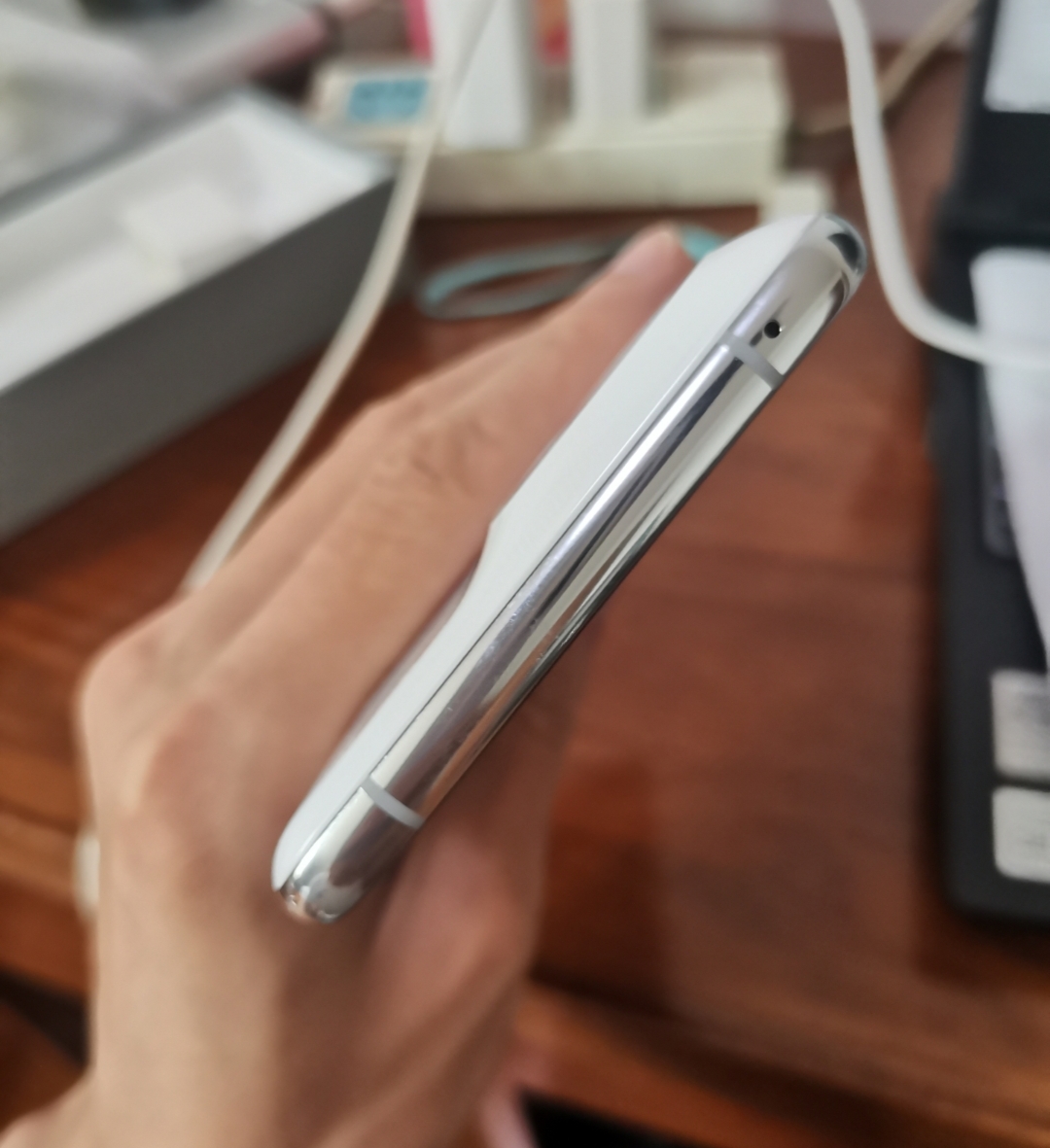 MacBook Air|iPhone 14镜头凸出严重!比两枚硬币还要厚,突然发现国产机更香