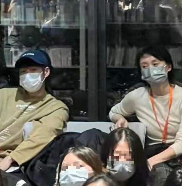 明星素颜|吴越跟好友攀肩合影，素颜清秀干净，但发量稀疏看得出上了年纪