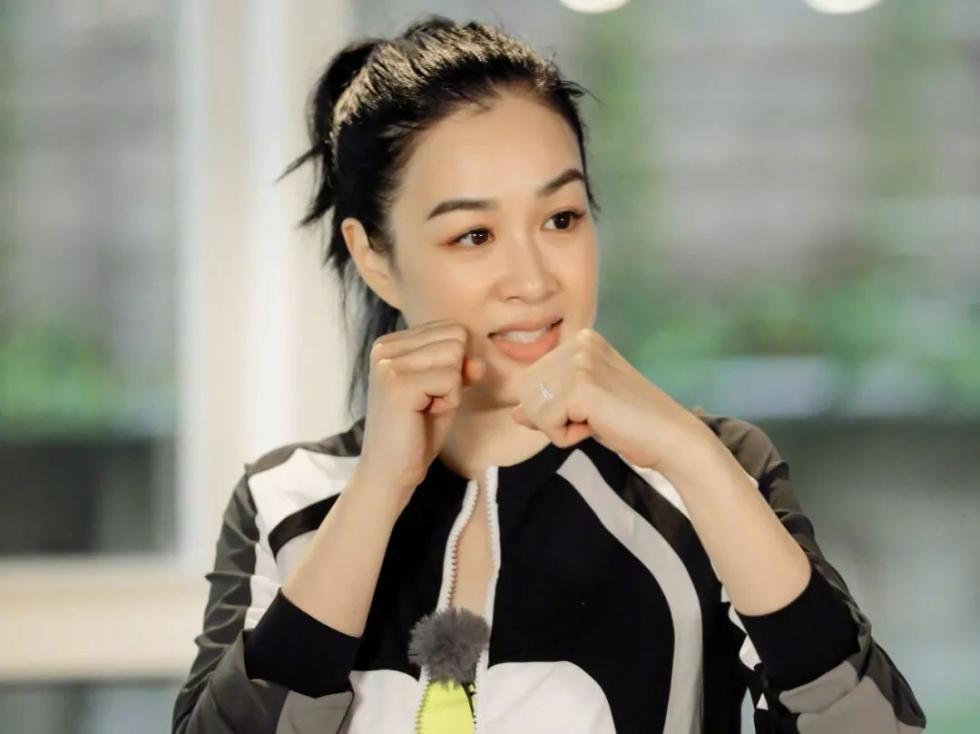 钟丽缇|知名港圈女神被曝内地小县城商演,穿珠光短裙卖力演唱