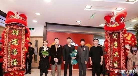 汪小菲|汪小菲深夜祝福大s！离婚后变帅气霸总，穿西装走机场更斯文败类