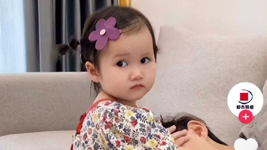 爸爸喝醉被妈妈数落，三岁女儿逻辑清晰“回怼”妈妈，网友叹服