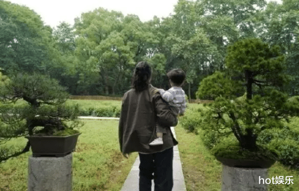 朱丹|朱丹分享一家四口幸福生活：周一围背影似女人，儿子头发立正