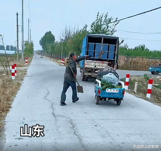 山东:大爷手持铁锨拦路喊话,开三轮车的谁走劈死谁,疑似村民偷菜后被逮正着