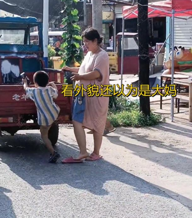 20岁女子嫁给6旬老汉,二人带娃逛街,却引起非议:看上他啥了?