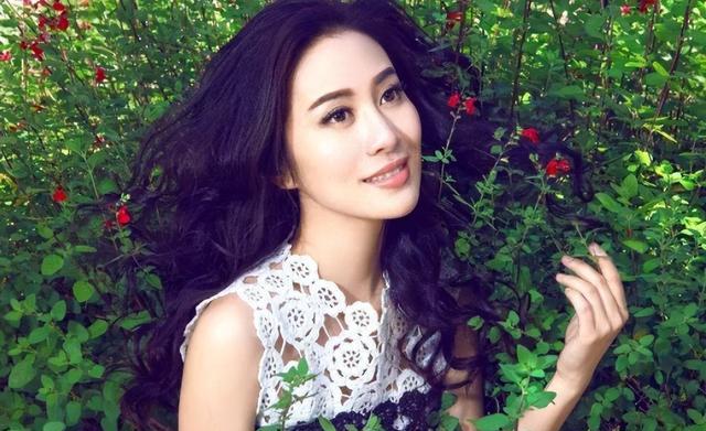 叶璇|叶璇穿贴身保暖被疑擦边?腰间勒出2层赘肉,当众挖鼻孔被嘲低俗