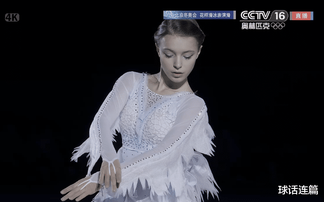 孟子义|天使降临!谢尔巴科娃身穿荧光羽翼进行表演,翩翩起舞宛若仙子