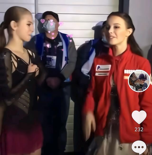 卡米拉·瓦利耶娃|为啥不带我玩？千金莎莎一起互动玩得嗨，K宝被冷落表情挺尴尬