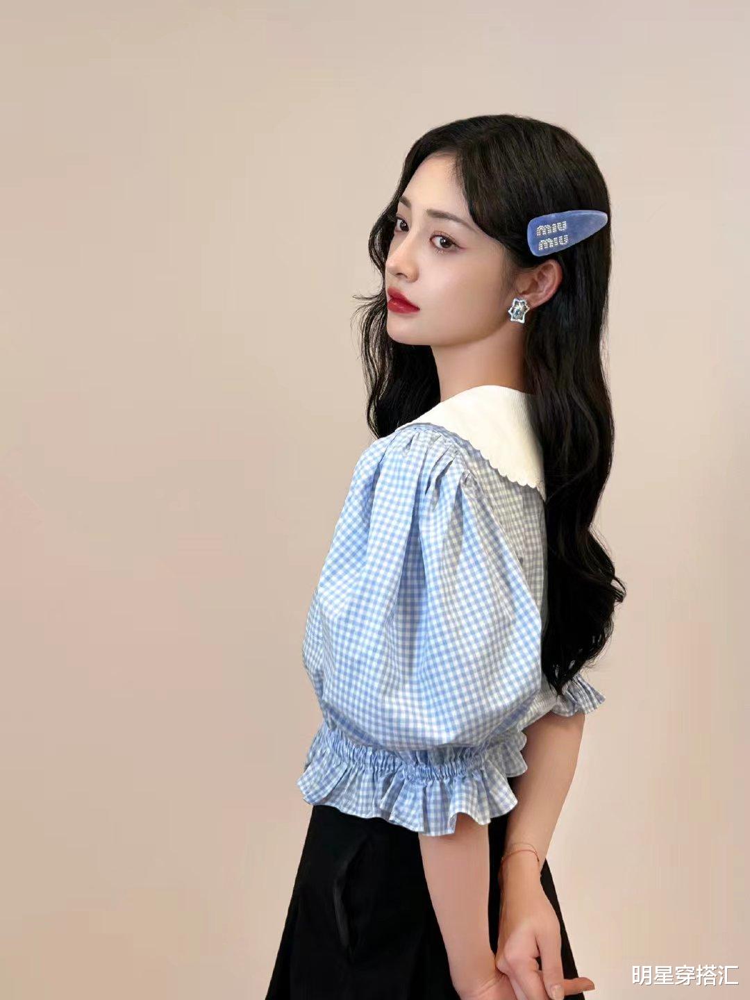 周洁琼泡泡袖娃娃领蓝色格子衬衫配黑色A字裙，美丽动人又清爽