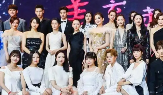 刘晓庆|女明星不服老“装嫩”失败，老了就别再尬演少女了！