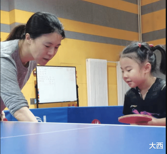 王楠|王楠过44岁生日,素颜很漂亮,巨富老公准备惊喜,女儿球技了得