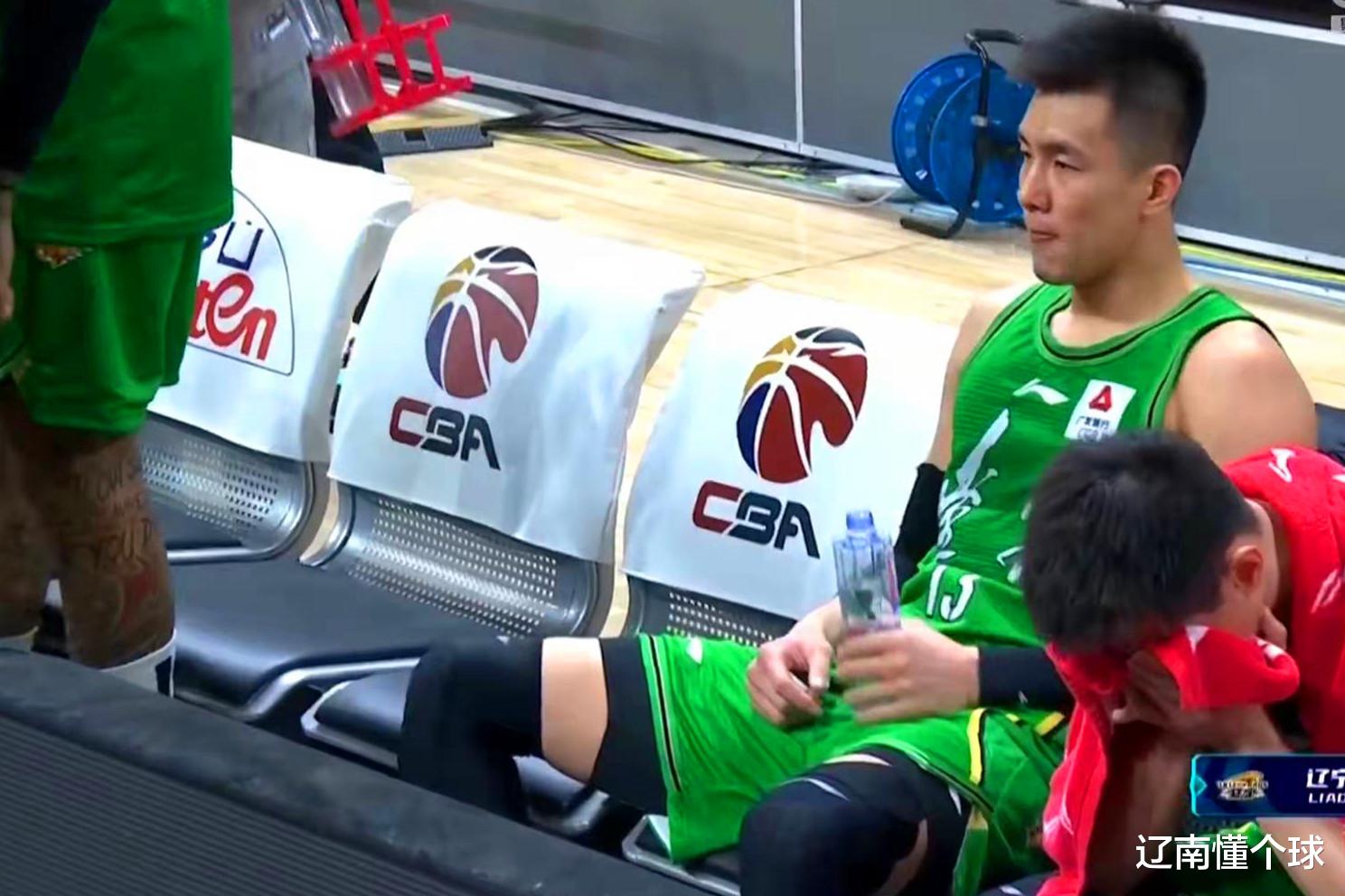新疆男籃|聯(lián)盟第一崩盤了！遼籃慘敗新疆22分，張鎮(zhèn)麟受傷，疼得用手猛錘地板