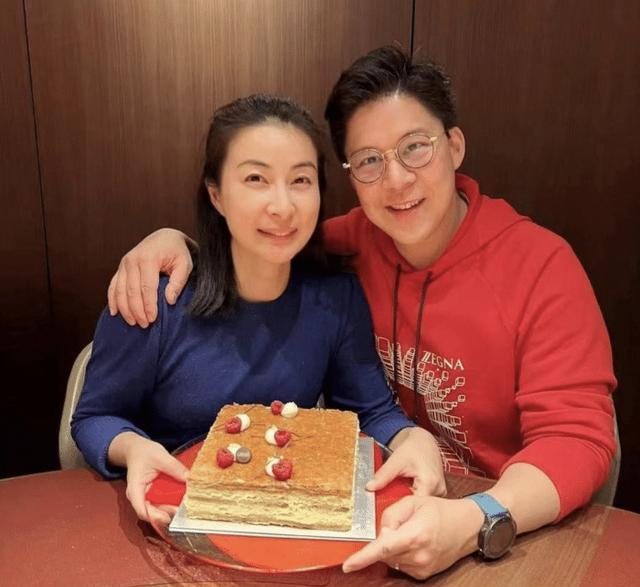 |霍启刚全家外出就餐,大女儿高清正脸首次曝光,灵动可爱像郭晶晶