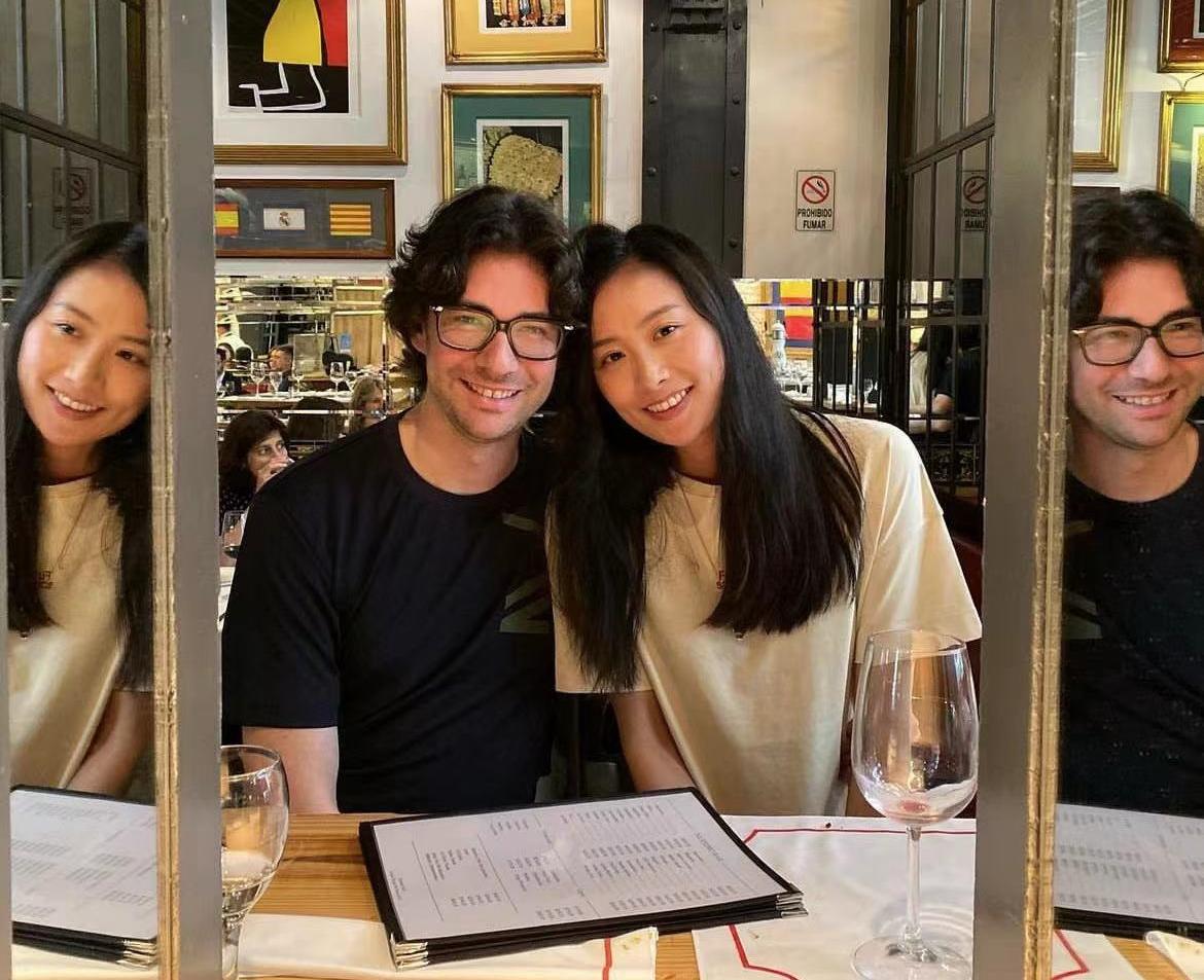 陈法拉|女星陈法拉让两岁混血女儿下跪收红包,网友被照片吓到,引发争议